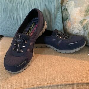 Like new!!! Size 6.5 M Skechers Navy Blue sneakers!
